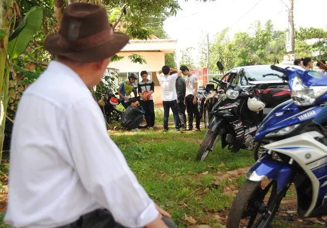 Ông ngoại của T. chờ đón cháu ở cổng trại giam