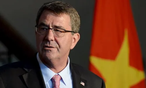 Khi Bộ trưởng Quốc phòng Mỹ Ash Carter thăm Việt Nam đặt vấn đề "Việt Nam nên ngừng xây dựng, cải tạo ở Trường Sa". Ts Trần Công Trục cho rằng, chúng ta có nghĩa vụ giải thích với ông ấy rằng, đó là lãnh thổ Việt Nam bị các bên xâm lược hoặc chiếm đóng bất hợp pháp. Cần thiết và nên trao cho ông Carter bộ hồ sơ chứng lý của Việt Nam với 2 quần đảo Hoàng Sa, Trường Sa. Ảnh: Reuters.