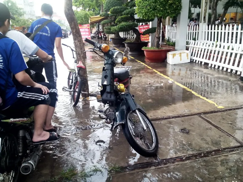 Mưa nửa giờ, đường ngoại ô TP.HCM ngập nửa mét ảnh 4