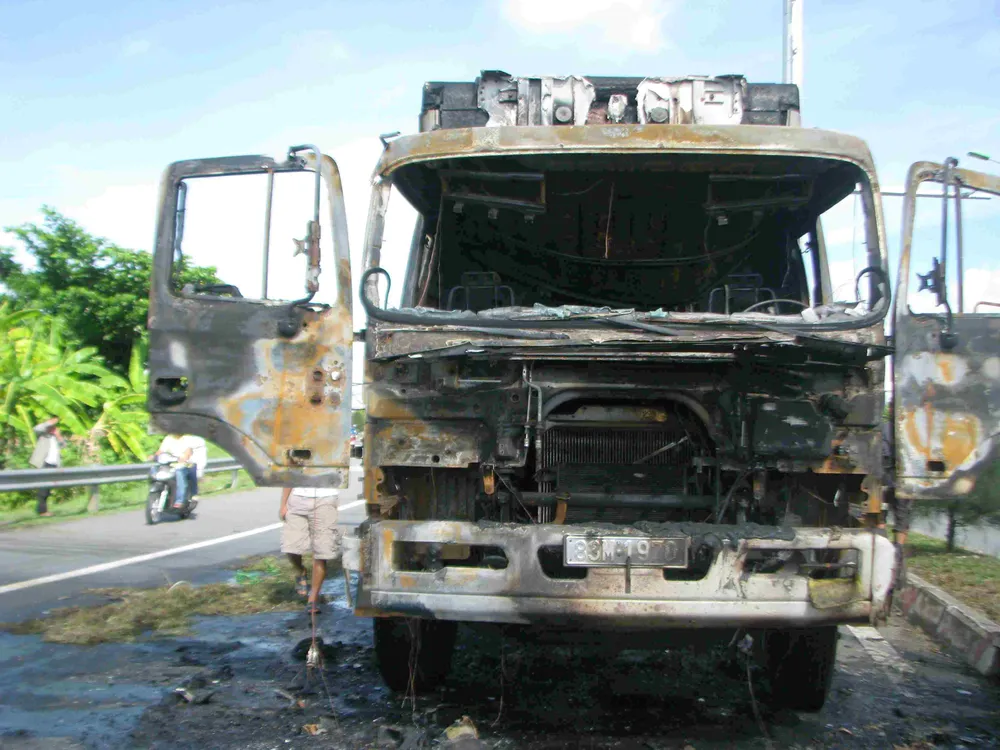 Xe đông lạnh bất ngờ cháy rụi đầu, tài xế đạp cửa thoát hiểm ảnh 1 Xe đông lạnh bất ngờ cháy rụi đầu, tài xế đạp cửa thoát hiểm ảnh 1