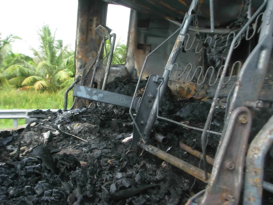 Xe đông lạnh bất ngờ cháy rụi đầu, tài xế đạp cửa thoát hiểm ảnh 2 Xe đông lạnh bất ngờ cháy rụi đầu, tài xế đạp cửa thoát hiểm ảnh 2