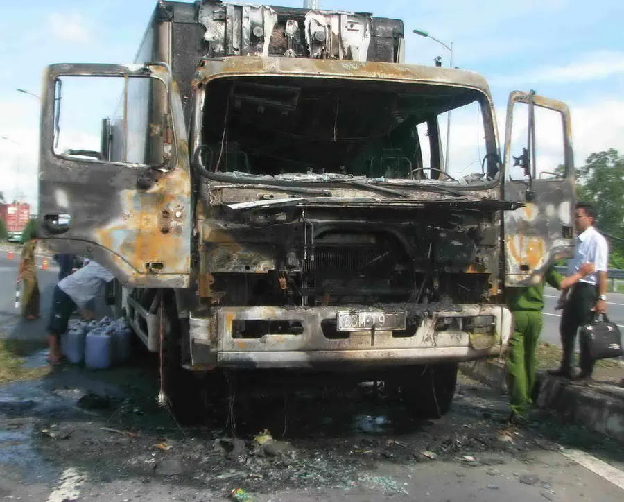 Xe đông lạnh bất ngờ cháy rụi đầu, tài xế đạp cửa thoát hiểm ảnh 4 Xe đông lạnh bất ngờ cháy rụi đầu, tài xế đạp cửa thoát hiểm ảnh 4