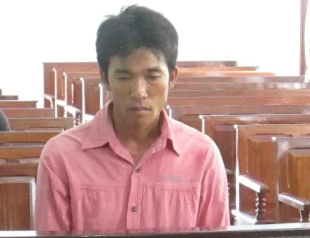 Bỏ tù tài xế rút xăng xe bồn kiếm chác ảnh 1 Bỏ tù tài xế rút xăng xe bồn kiếm chác ảnh 1