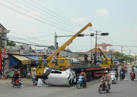 Xe ba gác vượt đèn đỏ khiến đầu xe container... bẹp dúm ảnh 1 Xe ba gác vượt đèn đỏ khiến đầu xe container... bẹp dúm ảnh 1