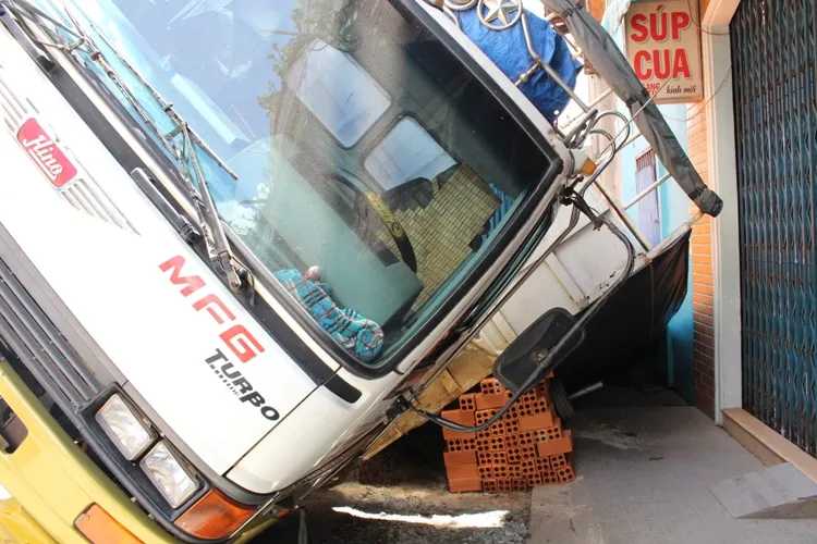 Xe tải sụp hố ga lật chổng vó giữa phố Sài Gòn ảnh 4