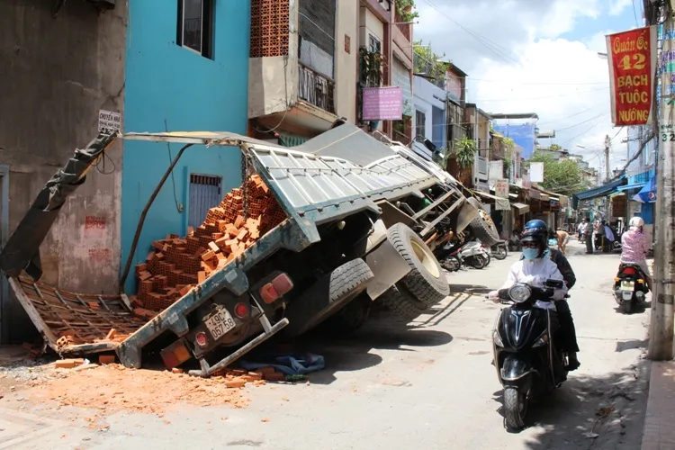 Xe tải sụp hố ga lật chổng vó giữa phố Sài Gòn ảnh 6