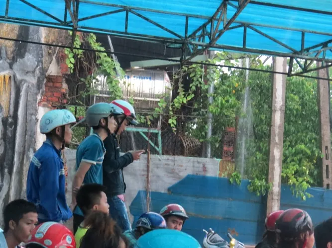 Hàng trăm người trú mưa chứ không chịu rời hiện trường vụ thảm sát ảnh 2