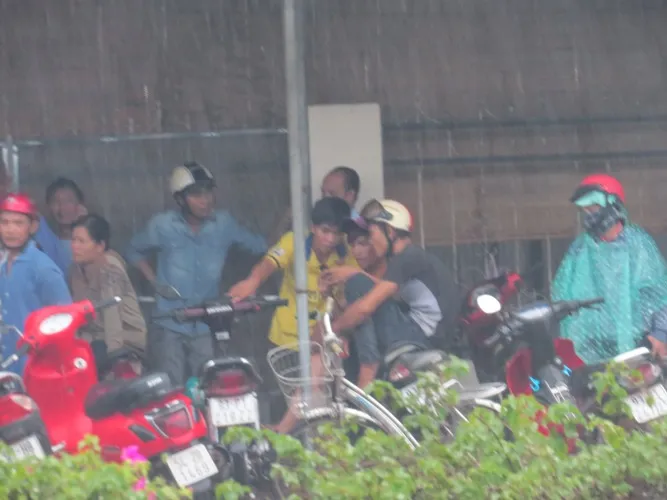 Hàng trăm người trú mưa chứ không chịu rời hiện trường vụ thảm sát ảnh 3