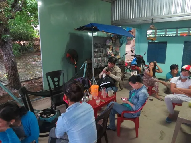 Hàng trăm người trú mưa chứ không chịu rời hiện trường vụ thảm sát ảnh 10