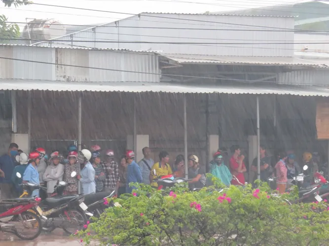 Hàng trăm người trú mưa chứ không chịu rời hiện trường vụ thảm sát ảnh 11