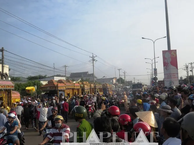 Tiễn đưa 6 nạn nhân vụ thảm sát Bình Phước về nơi an nghỉ cuối cùng ảnh 9 Tiễn đưa 6 nạn nhân vụ thảm sát Bình Phước về nơi an nghỉ cuối cùng ảnh 9