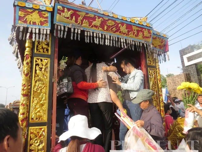 Tiễn đưa 6 nạn nhân vụ thảm sát Bình Phước về nơi an nghỉ cuối cùng ảnh 4 Tiễn đưa 6 nạn nhân vụ thảm sát Bình Phước về nơi an nghỉ cuối cùng ảnh 4