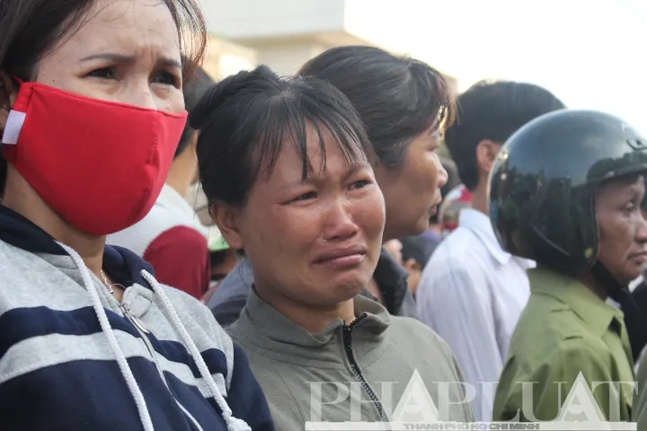 Tiễn đưa 6 nạn nhân vụ thảm sát Bình Phước về nơi an nghỉ cuối cùng ảnh 5 Tiễn đưa 6 nạn nhân vụ thảm sát Bình Phước về nơi an nghỉ cuối cùng ảnh 5