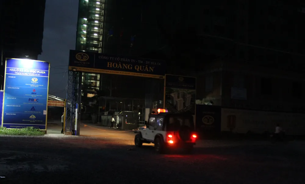 Hai công nhân bị rơi từ tầng 12 xuống đất ảnh 1