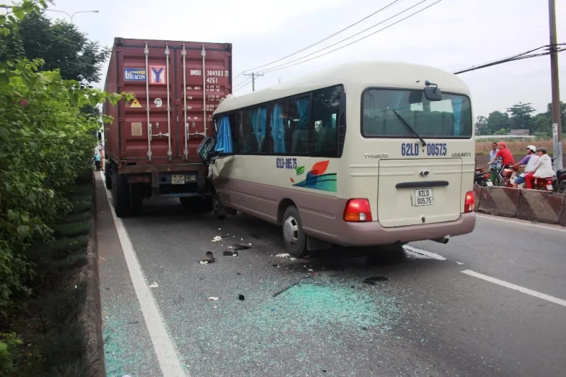 Tài xế xe khách kẹt cứng trong cabin sau cú tông đuôi xe container ảnh 1