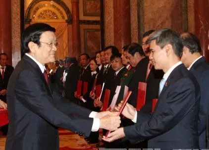 Chủ tịch nước Trương Tấn Sang trao quyết định và chúc mừng các thẩm phán được nhận chức danh cao quý. Ảnh: TTXVN