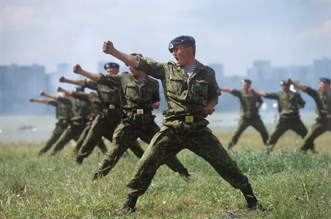 Những bài tập trên không 'dựng tóc gáy' của lính nhảy dù Nga ảnh 15