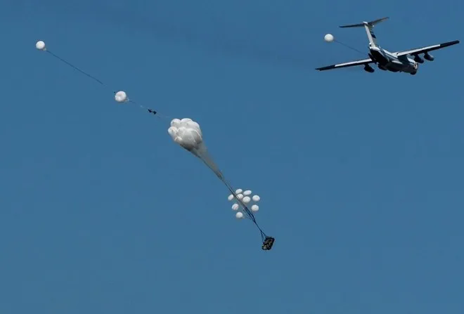 Những bài tập trên không 'dựng tóc gáy' của lính nhảy dù Nga ảnh 3