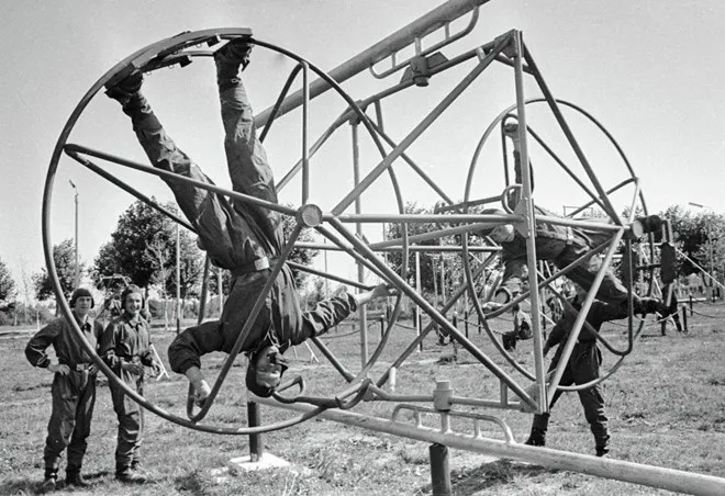 Những bài tập trên không 'dựng tóc gáy' của lính nhảy dù Nga ảnh 7