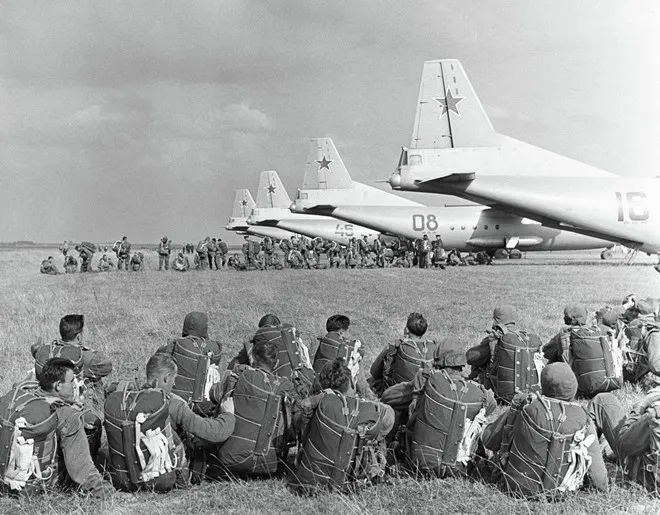 Những bài tập trên không 'dựng tóc gáy' của lính nhảy dù Nga ảnh 9