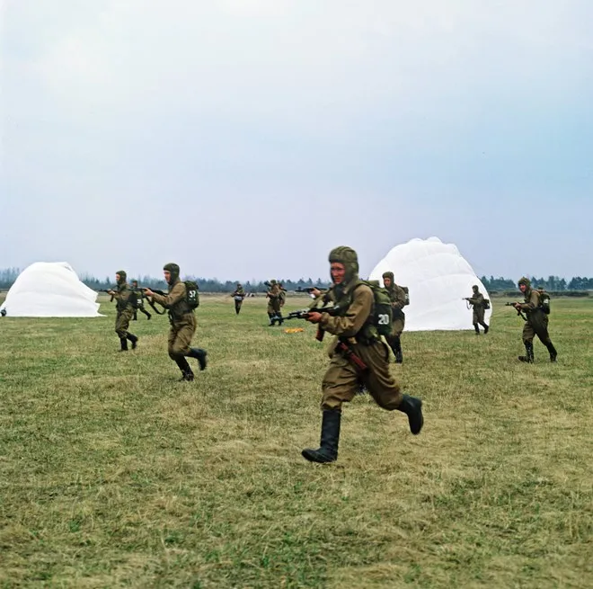 Những bài tập trên không 'dựng tóc gáy' của lính nhảy dù Nga ảnh 12