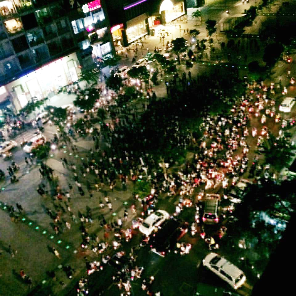 Hàng trăm người tụ tập làm náo loạn phố đi bộ Nguyễn Huệ ảnh 2 Hàng trăm người tụ tập làm náo loạn phố đi bộ Nguyễn Huệ ảnh 2