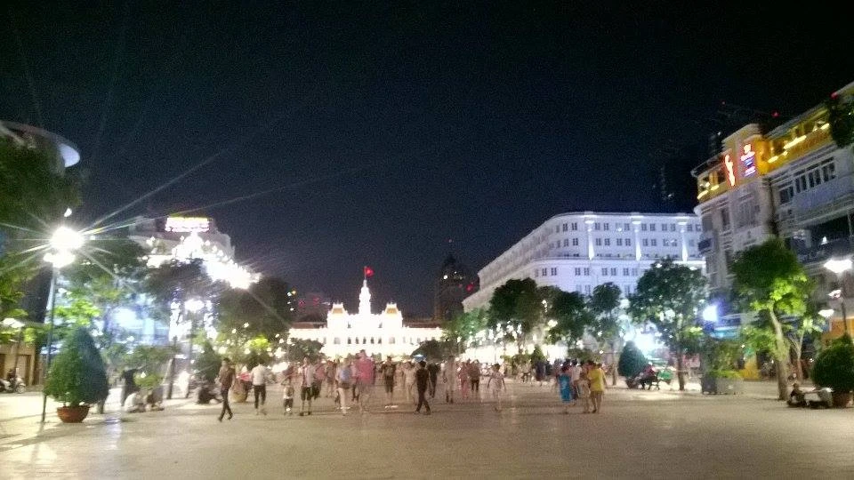 Hàng trăm người tụ tập làm náo loạn phố đi bộ Nguyễn Huệ ảnh 4 Hàng trăm người tụ tập làm náo loạn phố đi bộ Nguyễn Huệ ảnh 4