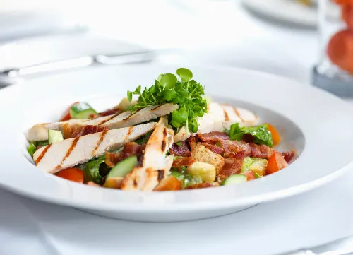 Thay đổi màu sắc đĩa đựng thức ăn có thể giúp cắt giảm năng lượng. Ảnh:viralscape Thay đổi màu sắc đĩa đựng thức ăn có thể giúp giảm cân. Ảnh: viralscape