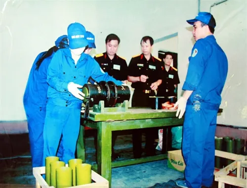 Tổng lắp đạn pháo lễ 105 mm cho nước bạn Campuchia dưới sự kiểm tra, giám sát của đoàn lãnh đạo cấp trên. Ảnh:Quân đội nhân dân. 270815ha1142520645-2357-1440933972.jpg