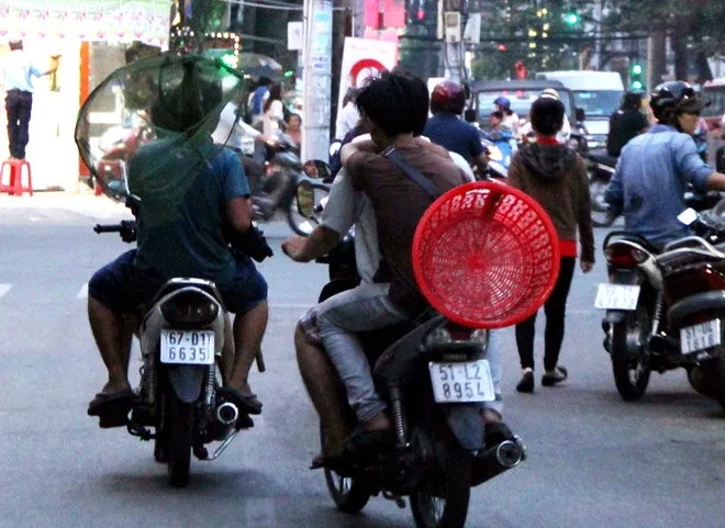 'Đội quân' giựt cô hồn chuyên nghiệp gây náo loạn Sài Gòn ảnh 10 'Đội quân' giựt cô hồn chuyên nghiệp gây náo loạn Sài Gòn ảnh 10