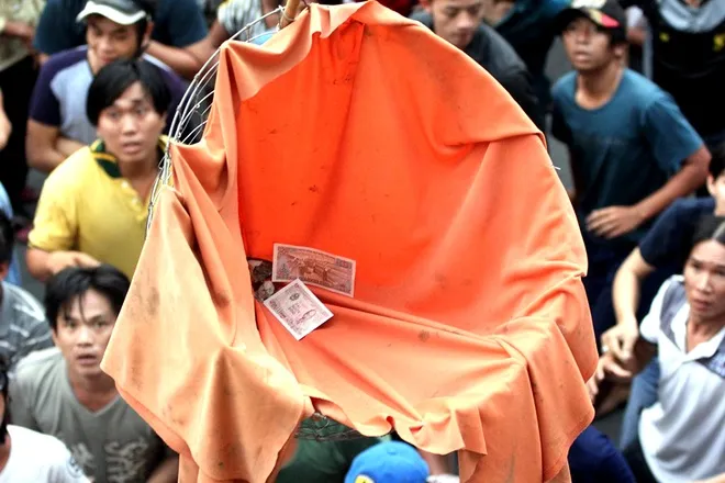 'Đội quân' giựt cô hồn chuyên nghiệp gây náo loạn Sài Gòn ảnh 4 'Đội quân' giựt cô hồn chuyên nghiệp gây náo loạn Sài Gòn ảnh 4