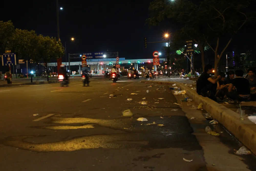 Phố Sài Gòn ngập rác sau màn pháo hoa lung linh ảnh 3