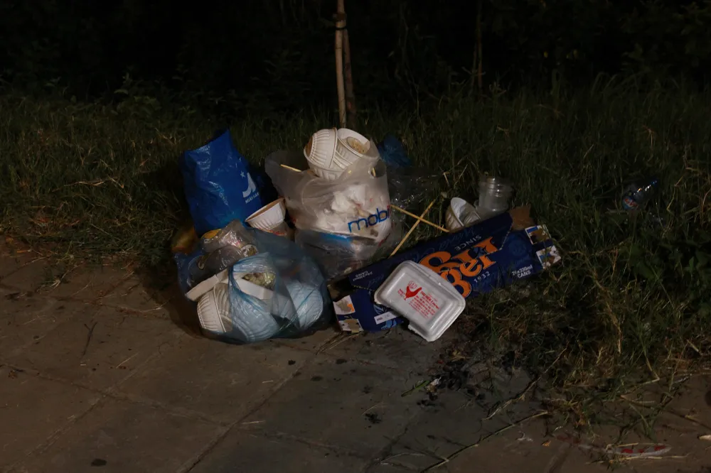 Phố Sài Gòn ngập rác sau màn pháo hoa lung linh ảnh 7