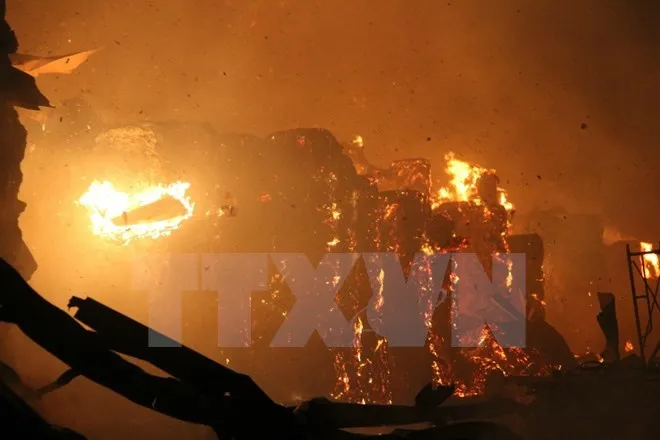 Mâu thuẫn với vợ, chồng đốt nhà làm bốn cha con tử vong ảnh 1 Mâu thuẫn với vợ, chồng đốt nhà làm bốn cha con tử vong ảnh 1