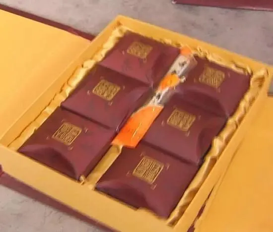 Sốc với bánh Trung Thu Trung Quốc 10 năm vẫn không bốc mùi ảnh 1