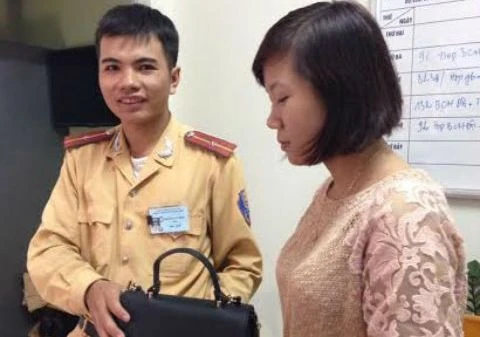 Cô gái nhận lại 16 triệu đồng đánh rơi giữa phố từ CSGT ảnh 1