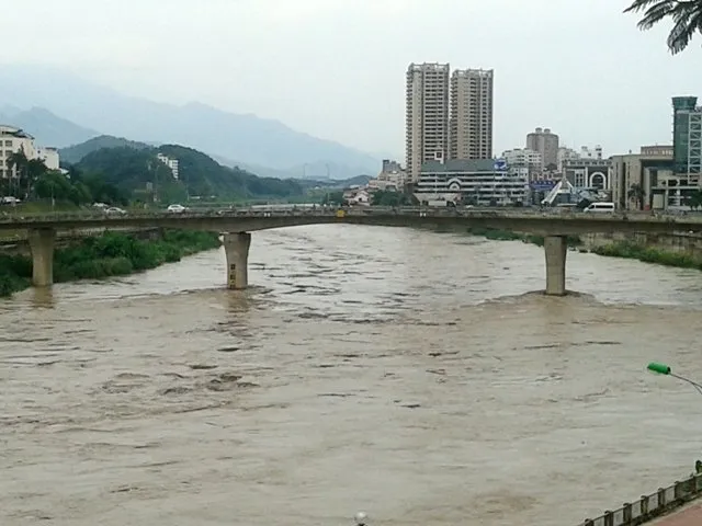 Lũ dâng đến mức báo động 2, tại cầu Cốc Lếu, TP Lào Cai - Ảnh: Hồng Thảo Lũ dâng đến mức báo động 2, tại cầu Cốc Lếu, TP Lào Cai - Ảnh: Hồng Thảo