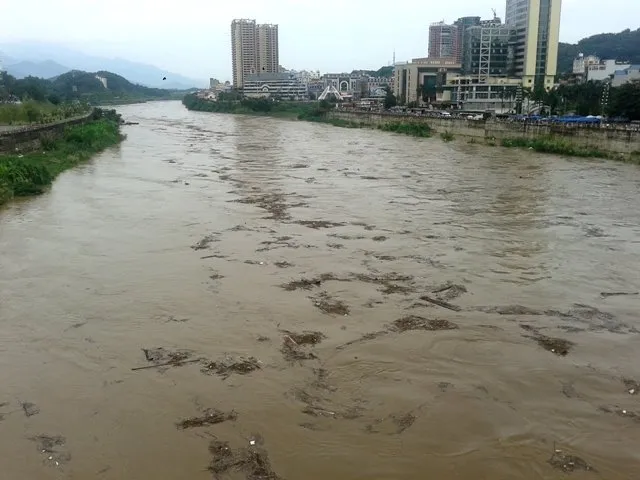 Lũ lên cao, củi rác trôi lềnh bềnh trên sông Hồng (đoạn chảy qua TP Lào Cai) - Ảnh: Hồng Thảo Lũ lên cao, củi rác trôi lềnh bềnh trên sông Hồng (đoạn chảy qua TP Lào Cai) - Ảnh: Hồng Thảo