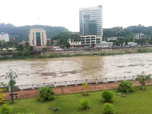Lũ lên cao đoạn chảy qua TP Lào Cai - Ảnh: Hồng Thảo Lũ lên cao đoạn chảy qua TP Lào Cai - Ảnh: Hồng Thảo