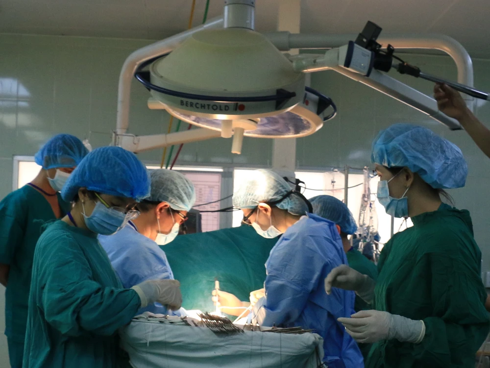 Cảm động hai người con hiến gan cứu hai đấng sinh thành ảnh 1