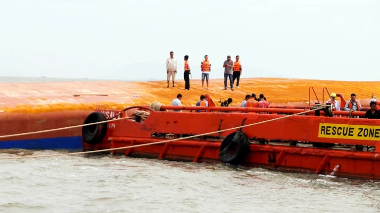 Tung hơn 100 người tìm kiếm nạn nhân vụ chìm tàu Hoàng Phúc 18 ảnh 4