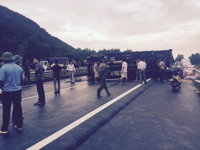 Xe tải lật ngang trên cao tốc Nội Bài - Lào Cai ảnh 3 Xe tải lật ngang trên cao tốc Nội Bài - Lào Cai ảnh 3