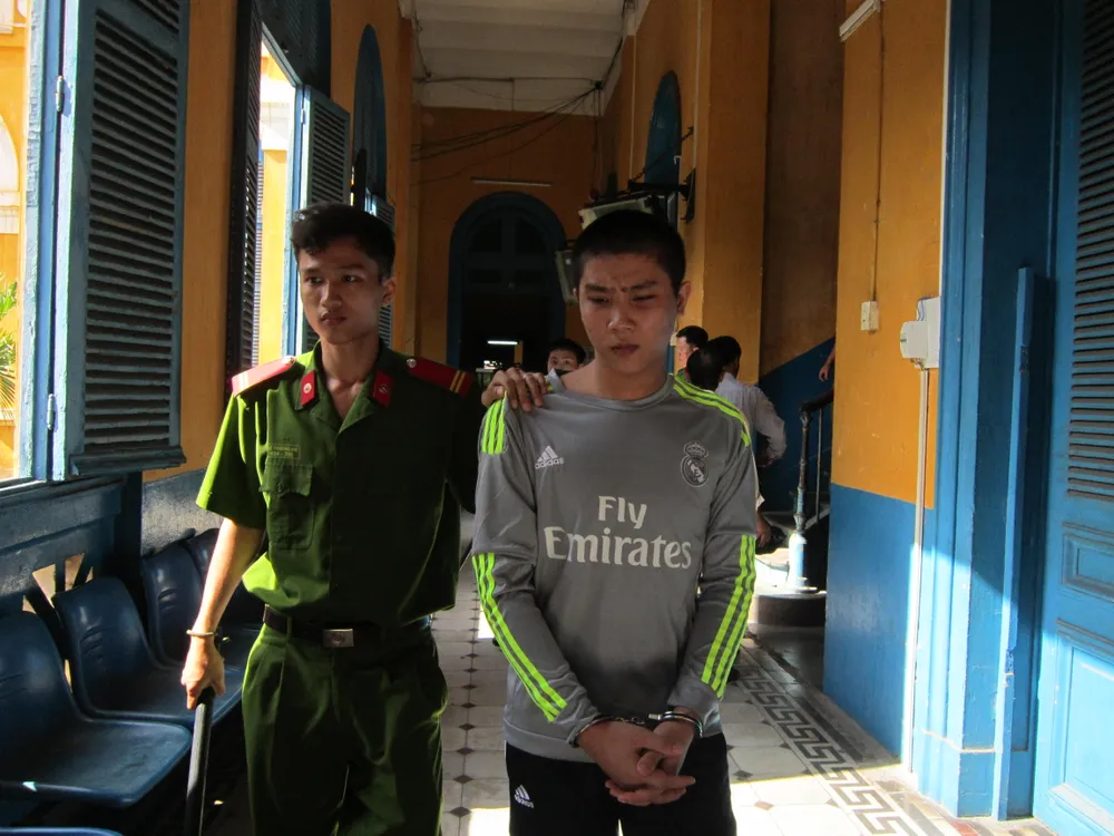 Hiếp dâm bé gái 10 tuổi, bị bắt gặp vẫn cố làm ảnh 1