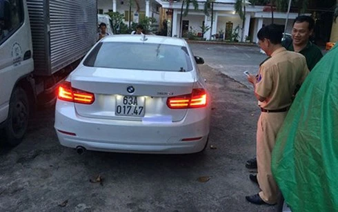 tai xe bmw gay tai nan, co thu hon nua gio trong o to bi tam than hinh 0