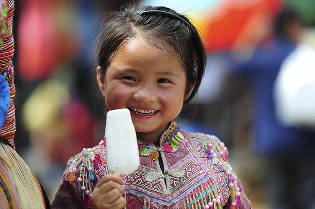  &nbsp;Em bé ở chợ phiên Bắc Hà (Lào Cai) 