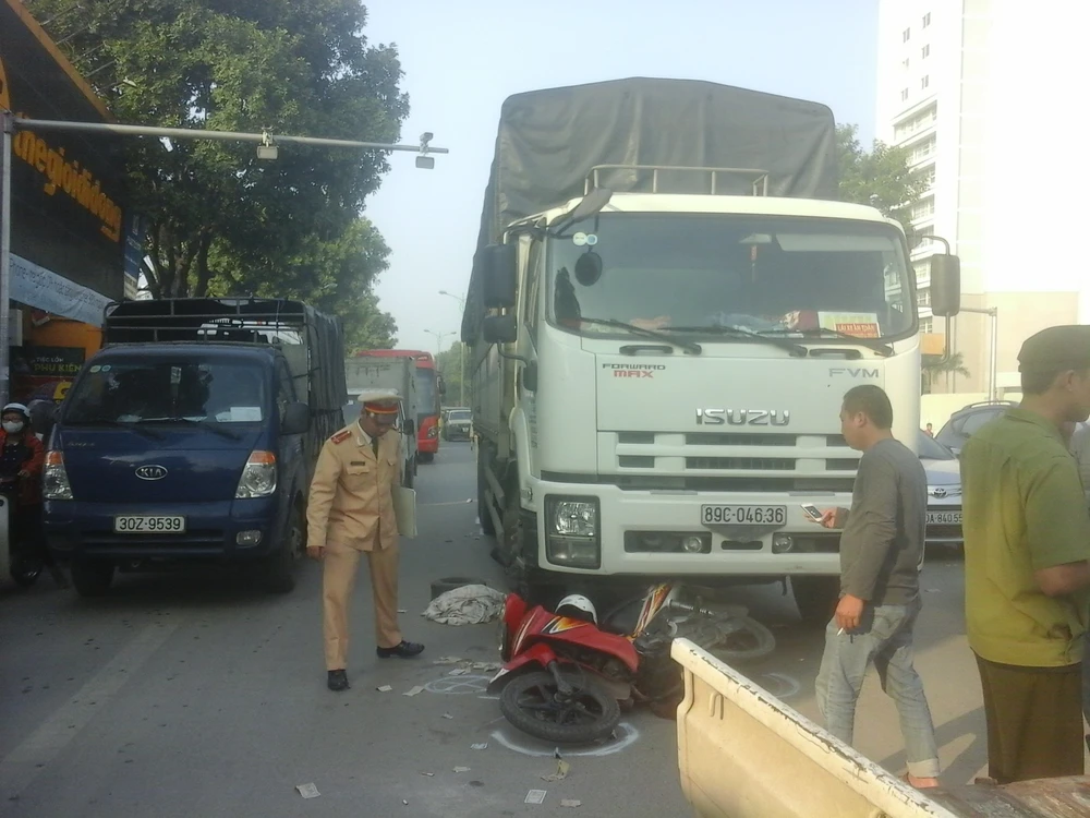 Người đàn ông chết thảm dưới gầm xe tải ảnh 1