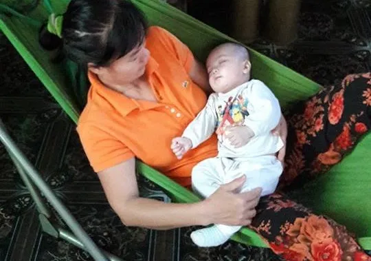 Bé trai sơ sinh bị bỏ rơi trước cửa nhà vợ chồng hiếm muộn ảnh 1 Bé trai sơ sinh bị bỏ rơi trước cửa nhà vợ chồng hiếm muộn ảnh 1