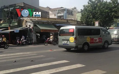 hàng chục người nâng ô tô cứu bé gái bị cuốn dưới gầm hình 0 hang chuc nguoi nang o to cuu be gai bi cuon duoi gam hinh 0