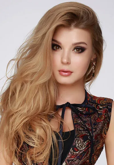 Hoa hậu Liên lục địa sở hữu chiều cao 1,76m và gương mặt hoàn hảo như búp bê.