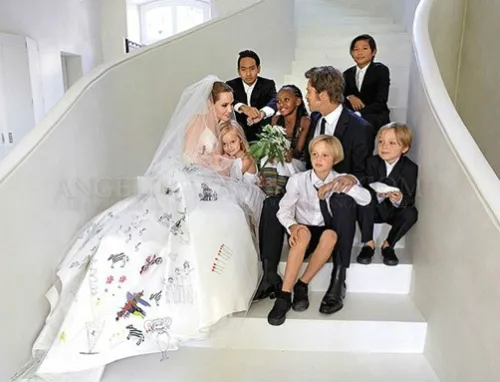 Gia đình Angelina Jolie -Brad Pitt cùng sáu con trong ngày cưới. Ảnh:X17. brad-pitt-angelina-jolie-tinh-yeu-giup-chien-thang-2-benh-ung-thu-1